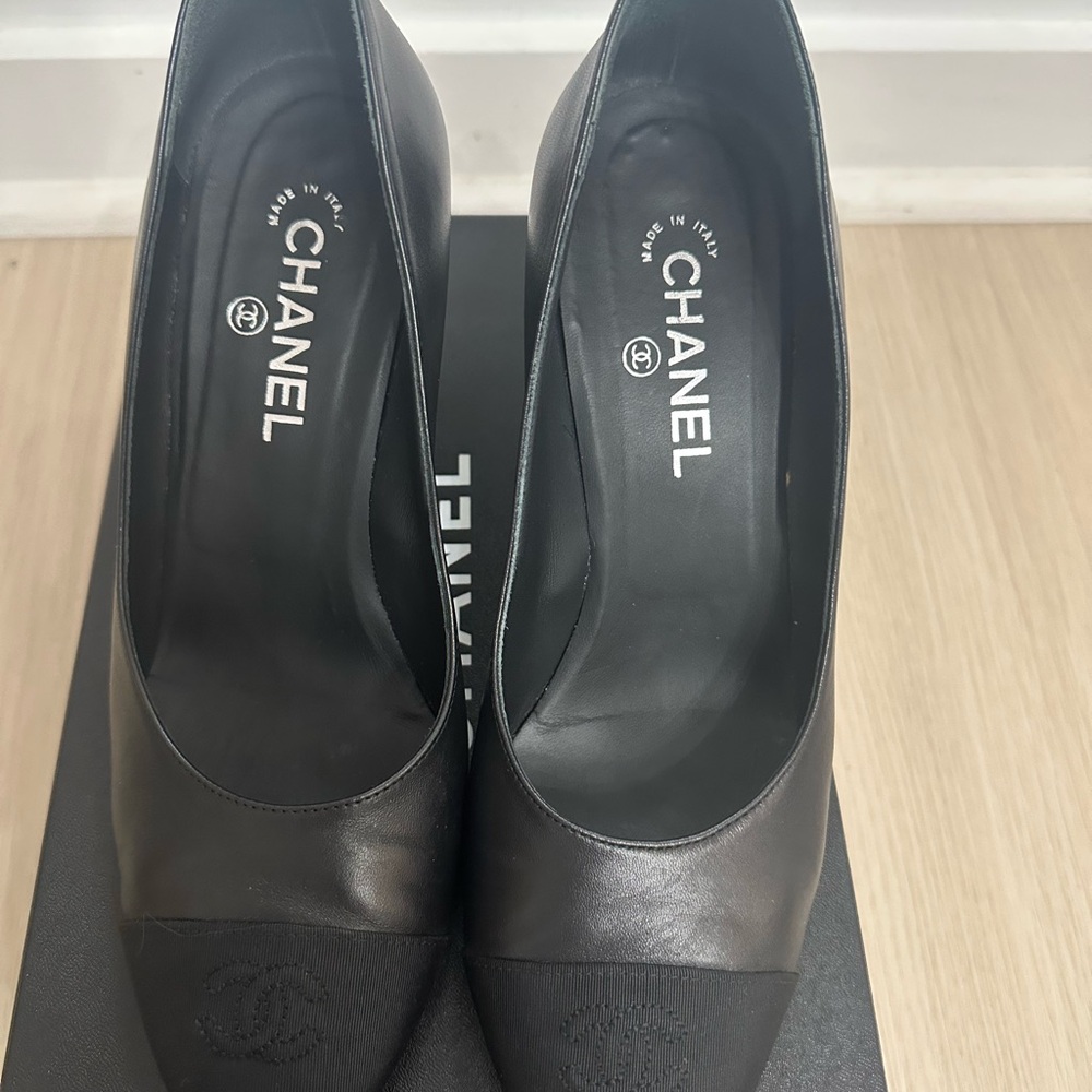 CHANEL Black Leather Cap-Toe Pumps